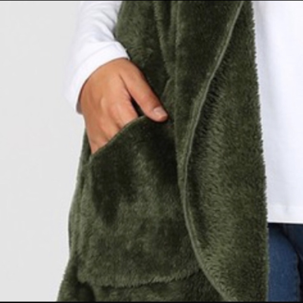 PRICE ⬇️ PLUS SZ Hunter Green Fur Open Hooded Vest - Picture 3 of 9
